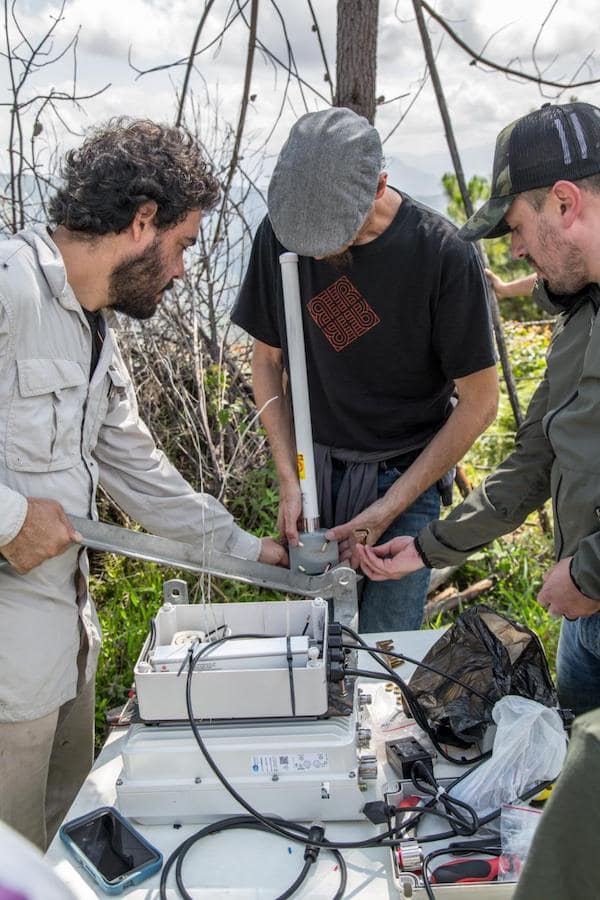 Tres hombres instalando equipos