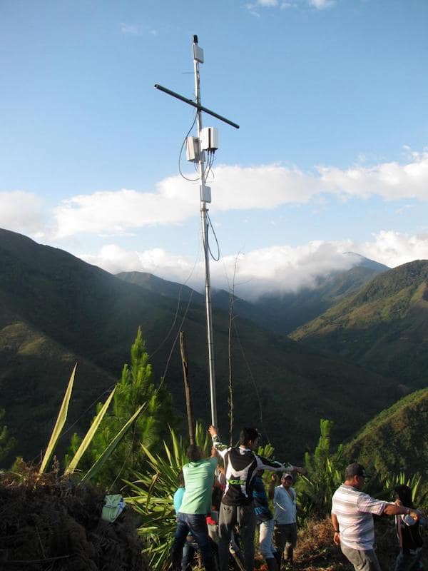 Gente en las colinas instalando antena