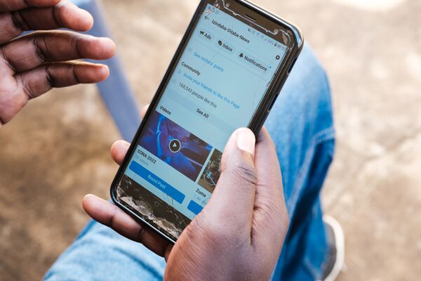un, hombre, tenencia, un, teléfono móvil