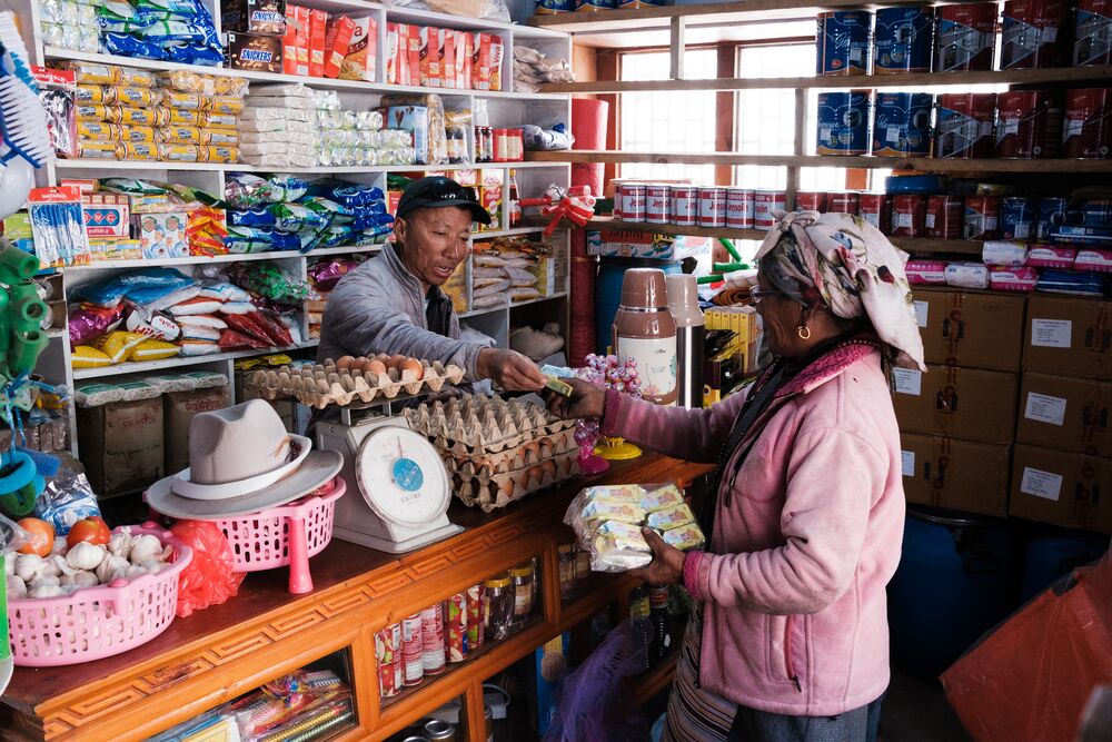 un hombre vende productos en una tienda de pueblo