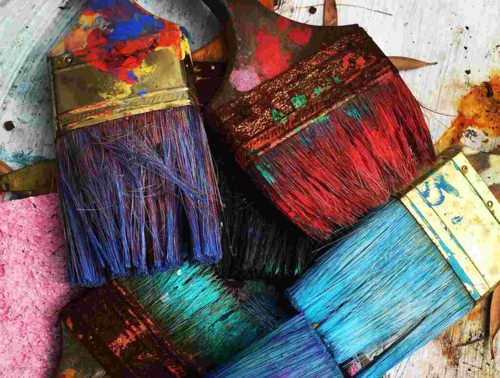 Varios pinceles con diferentes colores