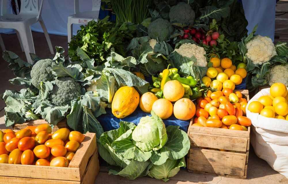 Frutas y verduras en cajas y sacos