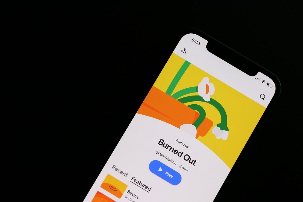 Un teléfono con una aplicación abierta