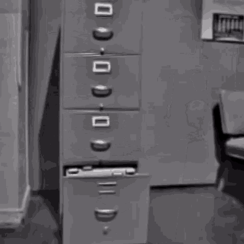 Cajón de un archivador lleno abriéndose