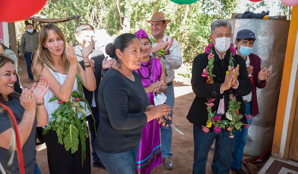 Un grupo de gente en una ceremonia inaugural
