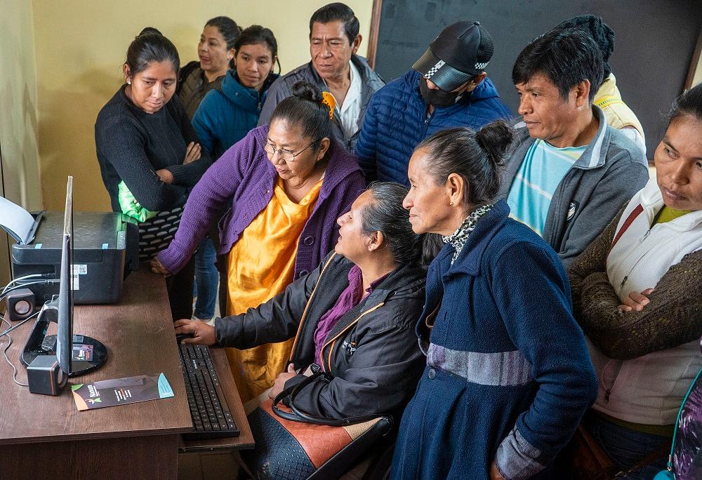 Un grupo de personas mirando un ordenador